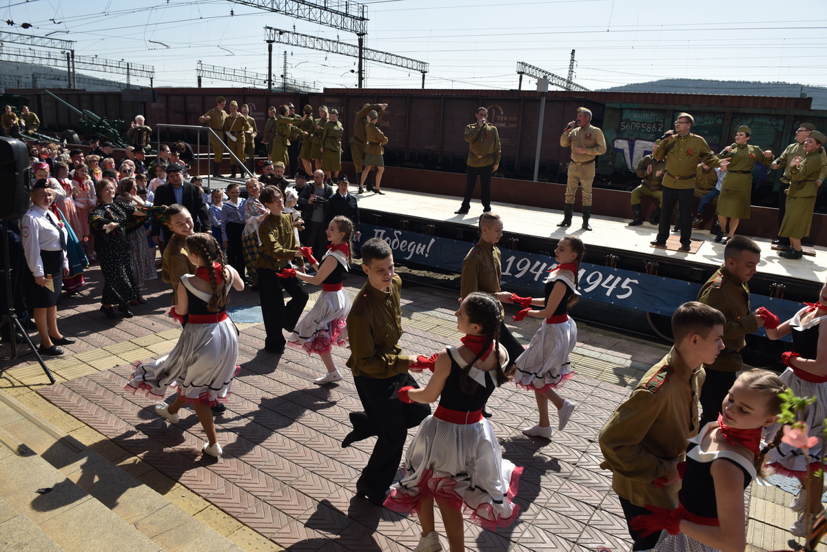 Творческие коллективы ДК «Победа» приняли участие во встрече Поезда Победы на вокзале в Златоусте