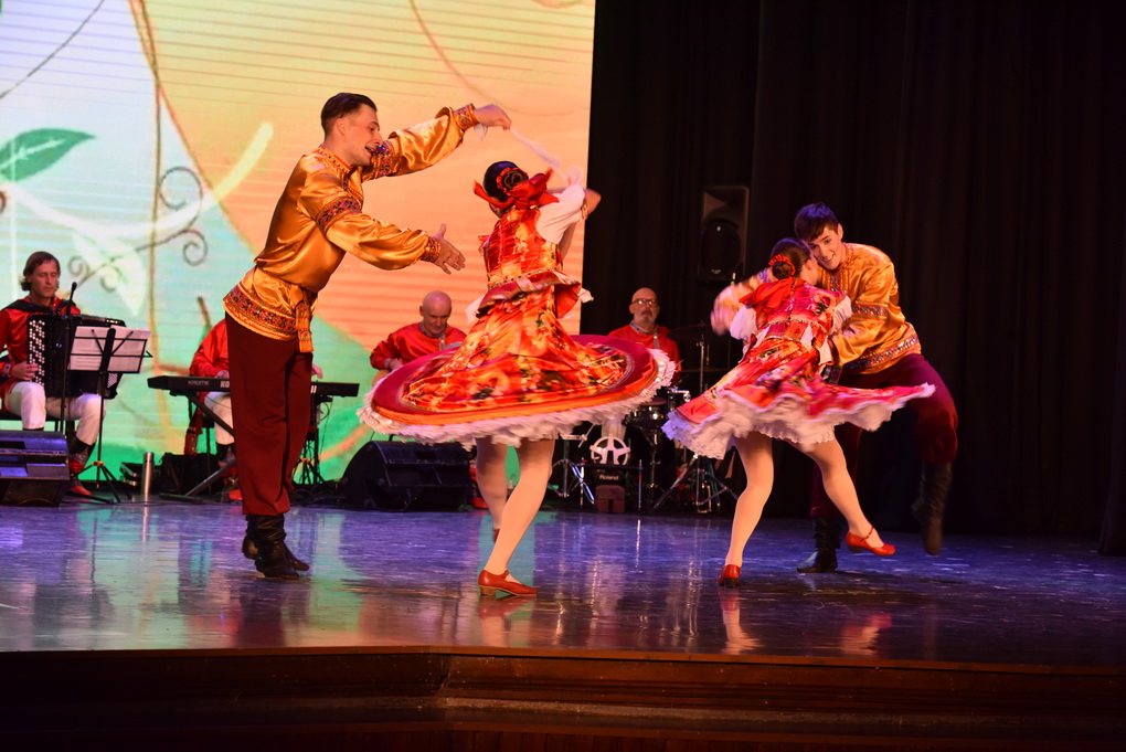 Во Дворце культуры «Победа» состоялся концерт легендарного Государственного ансамбля танца «Урал»